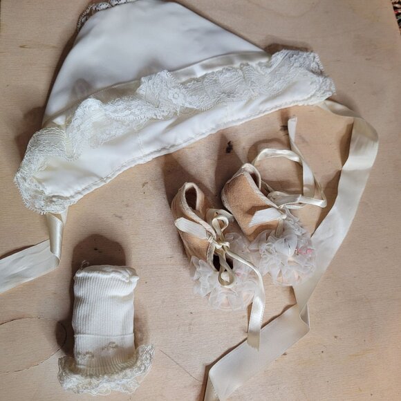 Vintage Baby Christening Baptism Clothes Lot 8 Pcs Plus Gift Box 60s 70s Retro - Picture 4 of 16